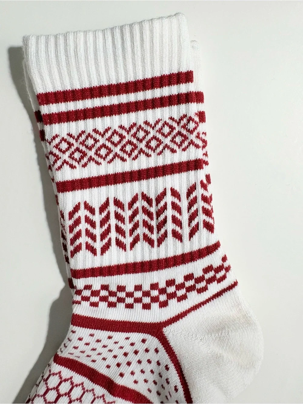 Bombas 10 Pack White Crew Socks with Red Geometric Pattern